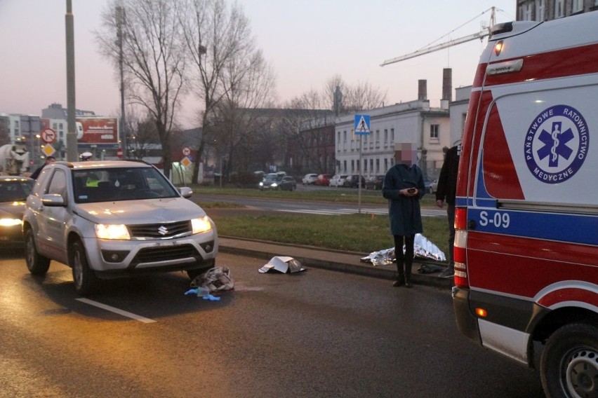 Suzuki potrąciło pieszą na Nadodrzu. Kobieta jest w ciężkim stanie