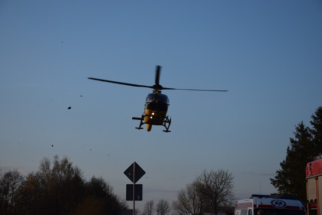 Po jednego z rannych przyleciał śmigłowiec Lotniczego Pogotowia Ratunkowego z Polskiej Nowej Wsi.