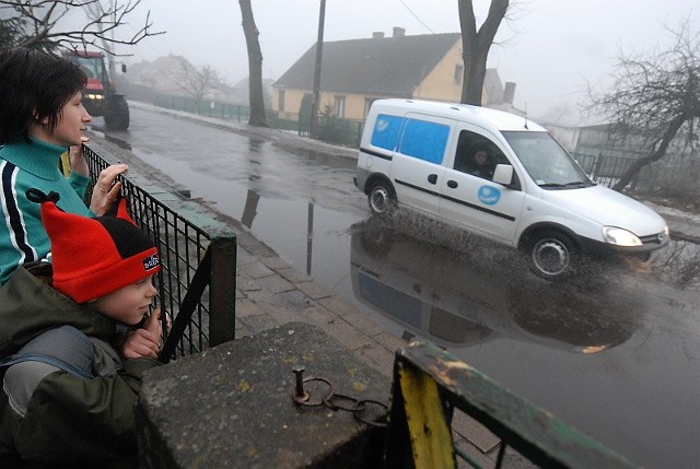 - Jak ktoś szybko jedzie, to woda pryska aż na okna - mówiła nam Joanna Plebaniak z synem Grzegorzem, którzy mieszkają tuż przy "jeziorze&#8221; na drodze.