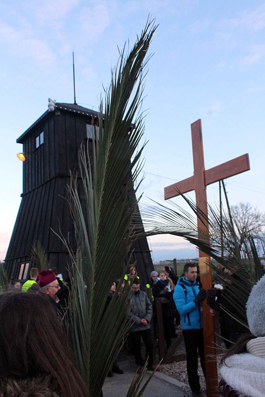 Droga Krzyżowa w byłym obozie na Majdanku. Przeszli tzw. czarną drogą (ZDJĘCIA, WIDEO)