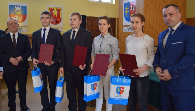 Nagrodzona stypendium młodzież ze starostą włoszczowskim Jerzym Suligą (z lewej) i przewodniczącym Rady Powiatu Jackiem Włodarczykiem.