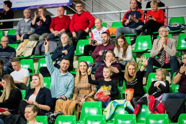 Bydgoscy siatkarze przegrali w piątek na własnym parkiecie z MKS Będzin 2:3 (24, -19, -20, 21, -13) w kolejnym meczu PlusLigi. To był siódmy tie-break naszej drużyny w tym sezonie i siódmy przegrany. BKS Visła i MKS mają teraz po 7 punktów, ale na przedostatnią pozycję wysforowali się będzinianie, którzy wygrali 3 mecze (nasi nie triumfowali ani razu). Przypomnijmy, że ostatni zespół sezonu zasadniczego spadnie do I ligi.BYŁEŚ NA MECZU? ZOBACZ ZDJĘCIA Z TRYBUN HALI "IMMOBILE ŁUCZNICZKA" >>>>>>>>>>