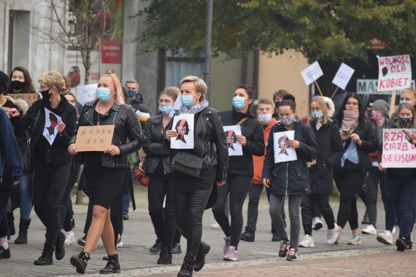 Cichy protest kobiet w Żorach. W milczeniu i z wymownymi transparentami spacerowały po Rynku. Po wyroku TK ws. aborcji zapłonęły też znicze