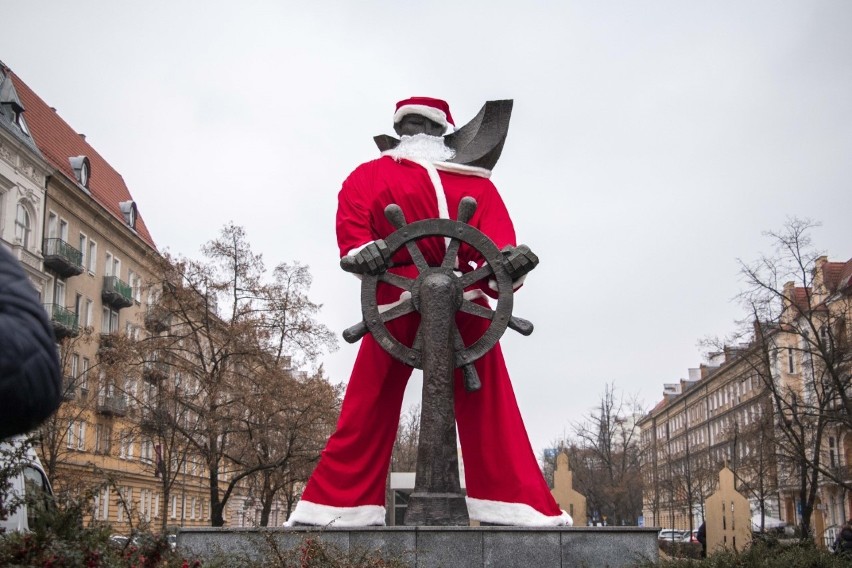 Pomnik Marynarza z Alei Fontann ubrany został w strój...