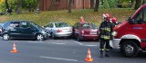 Kolizja w Stargardzie. Volkswagen uderzył w mercedesa, a mercedes wbił się w stojące na parkingu samochody
