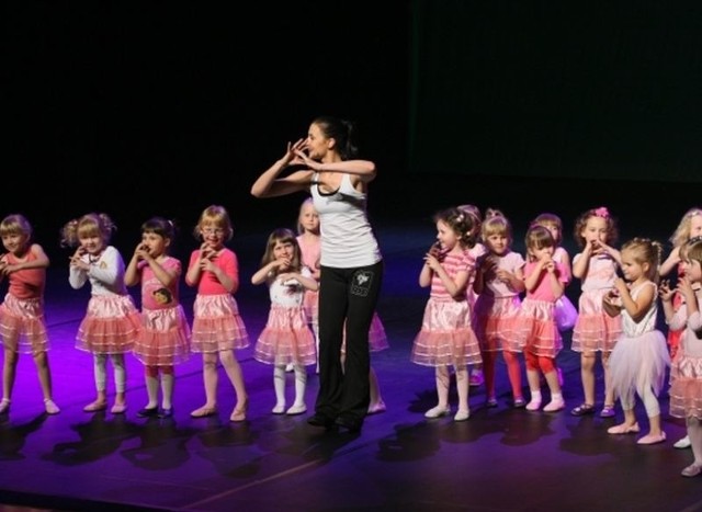 Małym tancerzom podczas ich występu, towarzyszyły instruktorki. Na zdjęciu Monika Kuc-Piechota.