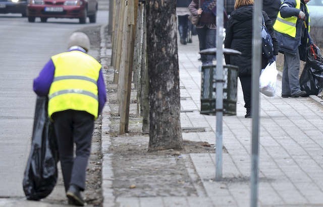 Skazani odpracowujący kary sprzątają starówkę, zamiatają chodniki