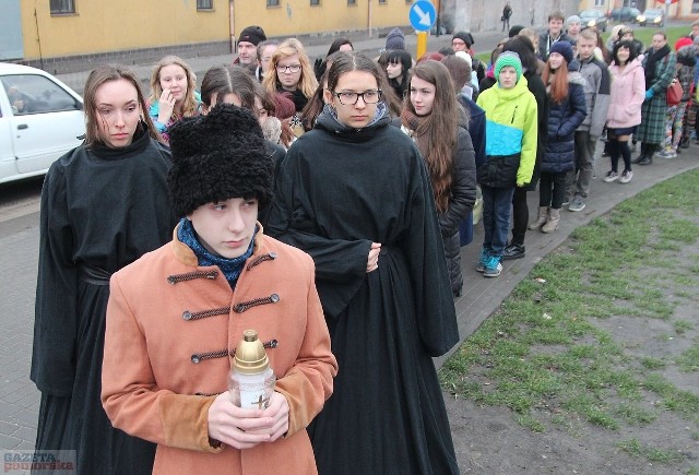 Uczniowie i nauczyciele POSSP w marszu pamięci w roku 2016