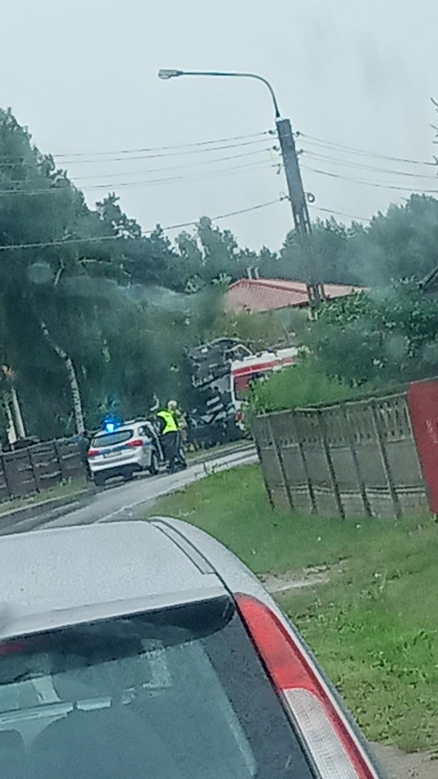 W Bąkowcu w gminie Garbatka - Letnisko ford wjechał w ciężarówkę wyladowną drewnem. Kierująca osobówką została ranna