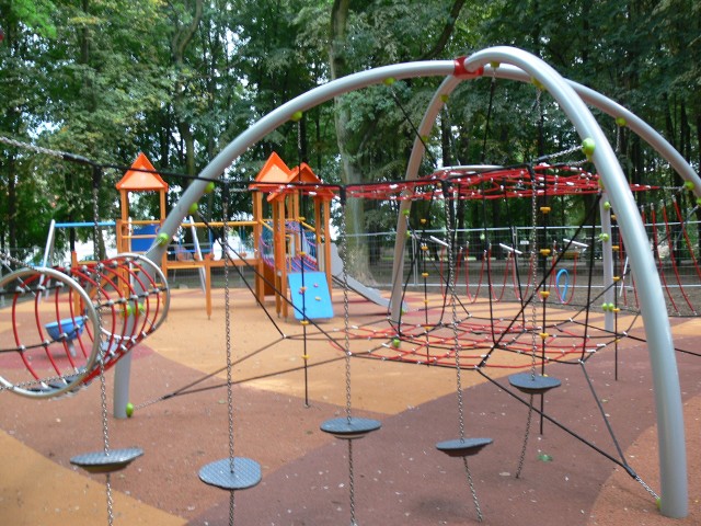 Zakończony pierwszy etap modernizacji Parku Miejskiego w Sandomierzu już cieszy oczy. To m.in. kolorowy i bezpieczny plac zabaw