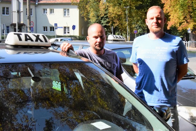 Bartosz Krawczyk i Piotr Chałas, taksówkarze z Yellow Taxi Inowrocław