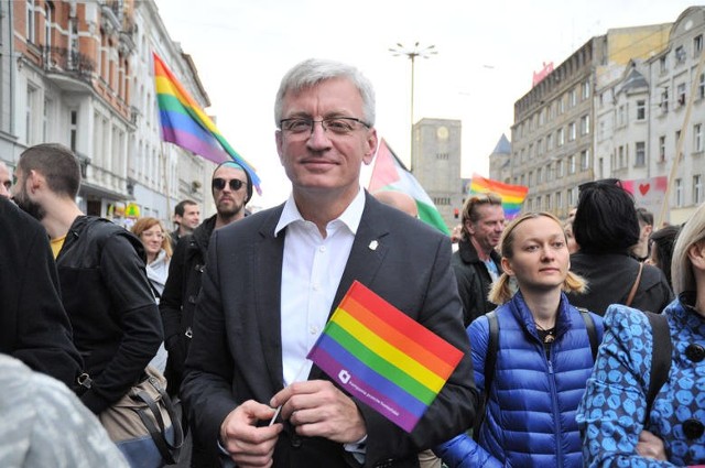 Jacek Jaśkowiak chętnie wspiera działania na rzecz środowisk LGBT poprzez udział m.in. w Marszach Równości.