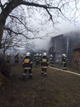 Kalwaria Zebrzydowska. Pożar domu. Właścicielka domu z poparzonymi dłońmi trafiła do szpitala