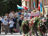 Obchody Święta Wojska Polskiego w Łodzi. Uroczystość na placu katedralnym przed Grobem Nieznanego Żołnierza