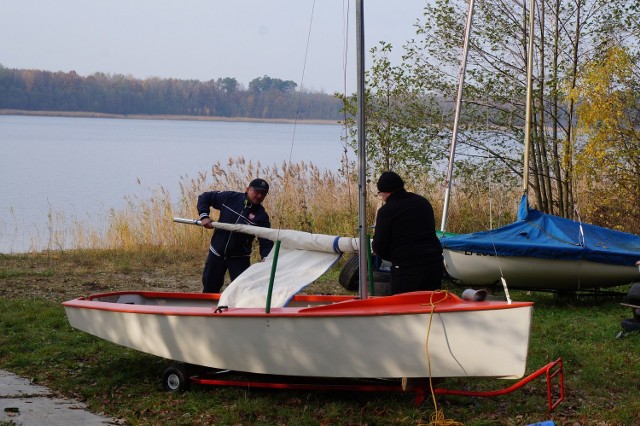 Zabezpieczenie łodzi na zimę jest jednym z obowiązków klubowiczów.
