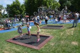 Nowy plac zabaw w Parku Strzeleckim opanowały dzieci [GALERIA]