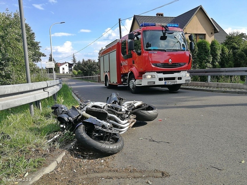 Wypadek w Bieruniu: Motocyklista zderzył się z osobówką. Do szpitala zabrał go helikopter LPR ZDJĘCIA