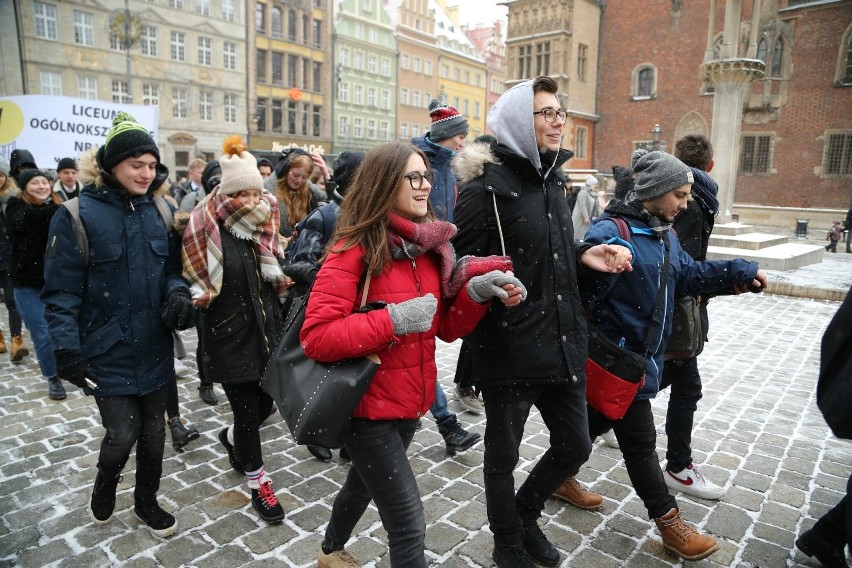 Polonez dla Fredry. Maturzyści zatańczyli na Rynku [MNÓSTWO ZDJĘĆ]