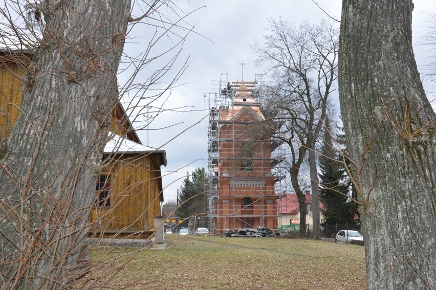 Już po renowacji zabytkowej dzwonnicy obok drewnianego kościoła w Radomyślu nad Sanem. Zobacz zdjęcia