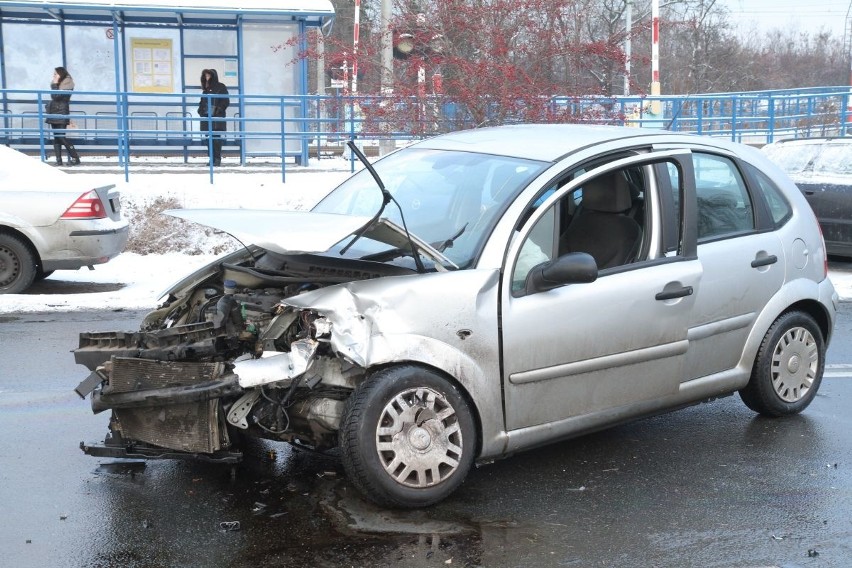 Wypadek na Żernickiej. Uszkodzone cztery auta
