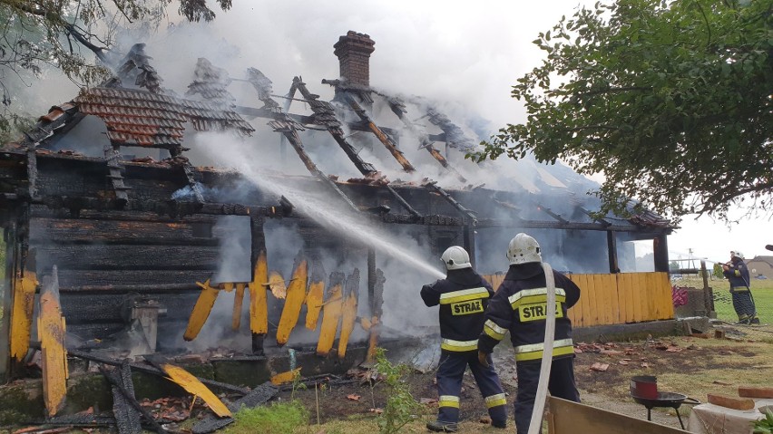 Groźny pożar w Chobocie. Spłonął drewniany dom