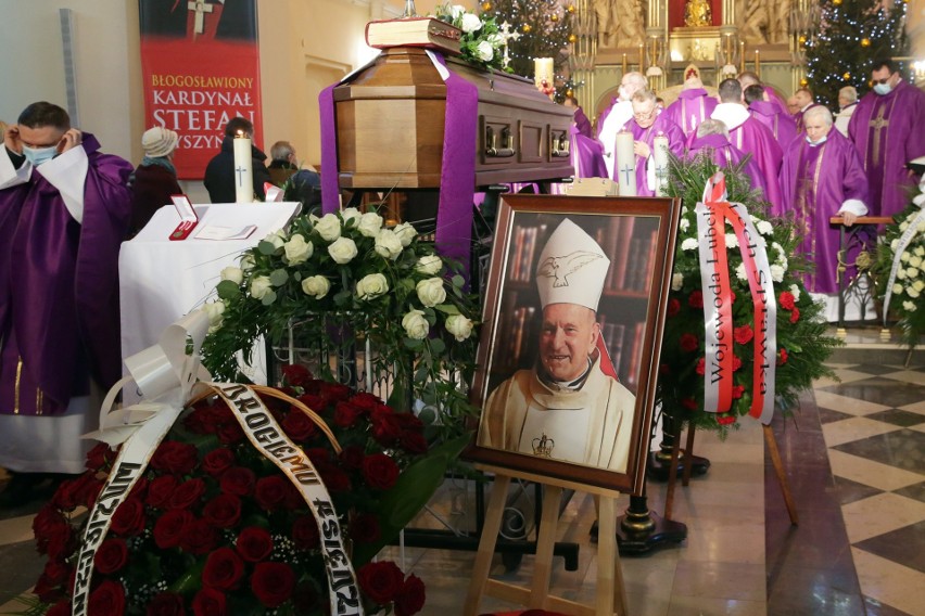 Tłumy na pogrzebie ks. infułata Jana Pęzioła w Wąwolnicy. Był egzorcystą i kustoszem Sanktuarium Matki Bożej Kębelskiej. Zobacz zdjęcia