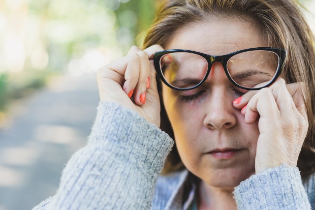 Przemęczenie czy problemy okulistyczne? Alarmujące są zwłaszcza dolegliwości bólowe dotyczące nie obu, tylko jednego oka, a także towarzyszący im ból głowy.