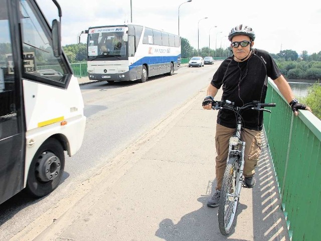 Drgania mostu są ogromne. Remonty niewiele tu pomogą - mówi Stanisław Klimczyk, który często podróżuje między brzegami Dunajca na rowerze. - Ciężarówki nie powinny tędy się przeprawiać.