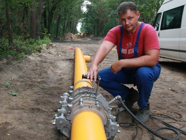 - Rury gazociągu łączymy specjalnym urządzeniem - mówi Paweł Szmatko z firmy Progaz.