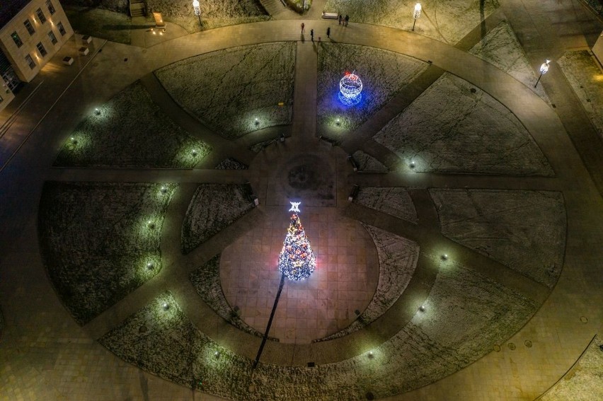 Świąteczne iluminacje Morawicy. Zobacz pięknie oświetlone miasto na zdjęciach z drona 