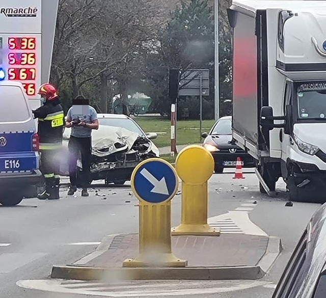 Kolizja miała miejsce w czwartek, 1 kwietnia, tuż przed siedzibą straży pożarnej na ul. Gorzowskiej w Kostrzynie. Doszło do niej na skrzyżowaniu z ul. Żeglarską. Samochody zderzyły się tuż przed bramami wjazdowymi do kostrzyńskiej jednostki straży pożarnej. Kolizja wydarzyła się około godziny 13. Doszło do niej na nielubianym przez kierowców skrzyżowaniu ul. Gorzowskiej i Żeglarskiej. Zderzyły się renault i dostawcze iveco. Jak informuje Komenda Miejska Państwowej Straży Pożarnej w Gorzowie, w kolizji na szczęście nikt nie ucierpiał, skończyło się na uszkodzonych pojazdach. Obydwa samochody mają uszkodzone przody.Na miejsce, poza strażakami, dotarli również policjanci. To oni ustalą przebieg i przyczyny kolizji.Wideo: Tragiczny wypadek na drodze krajowej nr 22 między Kostrzynem a Słońskiem