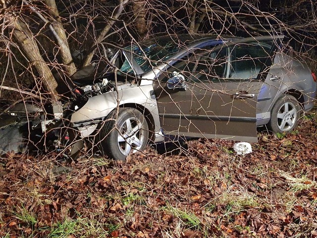 Wypadek w Łowiczu. Nietrzeźwy kierowca rozbił auto na drzewie