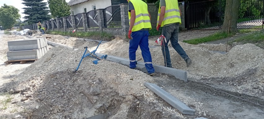 Budowa ścieżki rowerowej w gminie Jędrzejów. Zobaczcie na zdjęciach jak wygląda aktualny stan prac