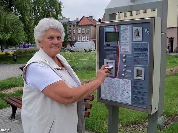 Danuta Sabat z Prudnika nie kryła zaskoczenia podwyżką. Za każde zainkasowane 100 złotych opłat zarządca strefy, firma Info Tech, odprowadza do miasta 61,5 zł.