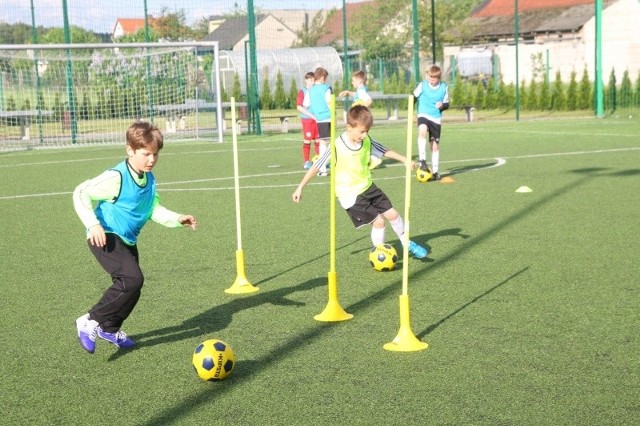 Trening młodych piłkarzy na orliku w Dębskiej Kuźni