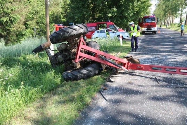 W czwartek, 24 maja w powiecie świeckim doszło do niebezpiecznego wypadku. W miejscowości Franciszkowo zderzyły się trzy pojazdy. - Kierujący ciągnikiem rolniczym trafił do szpitala - informuje sierż. szt. Joanna Tarkowska, oficer prasowy komendanta powiatowego policji w Świeciu. - Dochodzenie prowadzone w tej sprawie wyjaśni przyczyny i okoliczności zdarzenia. Ze wstępnych ustaleń policjantów wynika, że do wypadku doszło podczas wyprzedzania ciągnika rolniczego. - W zdarzeniu uczestniczyli również kierujący ciężarową scanią 42-letni mieszkaniec powiatu starogardzkiego oraz kierująca osobową mazdą 25-letnia mieszkanka powiatu świeckiego - dodaje Tarkowska. - Kierujący byli trzeźwi.Droga wojewódzkiej nr 240 przez kilka godzin była całkowicie zablokowana, a policjanci zorganizowali objazdyWideo: Info z Polski 24.05.2018