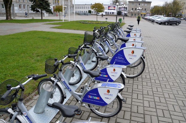 Bardzo popularna stacja rowerów miejskich na Placu Piłsudskiego przed Miejskim Domem Kultury