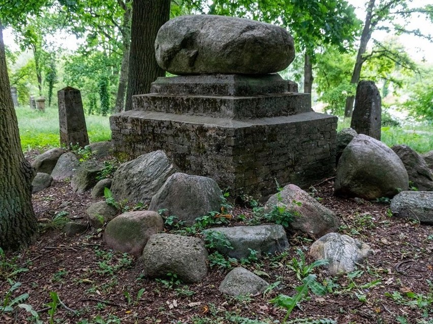 Na dawnym cmentarzu odkryli kawałek historii Warszewa. Zobacz zdjęcia