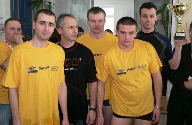 Puchar za 36 kilometrów - kazimierscy strażacy ustanowili nowy rekord w pływaniu całodobowym pod wodą.