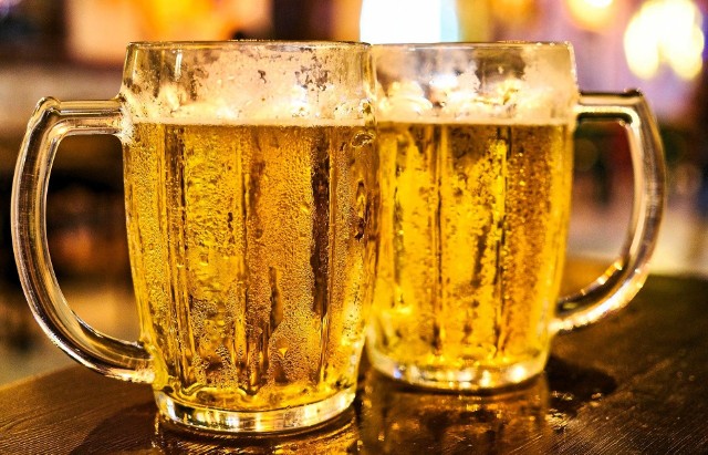 Czy istnieje bezpieczna ilość wypijanego alkoholu, która nie wiąże się ryzykiem uzależnienia? Według Światowej Organizacji Zdrowia standardowa porcja czystego alkoholu to 250 mililitrów piwa o mocy 5 proc. W naszej galerii znajdziecie odpowiedzi na pytania, co dzieje się z organizmem, gdy pijemy piwo.Czytaj dalej --->