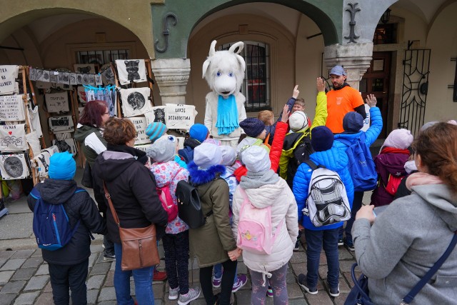 Dzień wagarowicza uczniowie spędzają dziś m. in. na... wycieczkach szkolnych. Nie brakuje też tych, którzy pierwszy dzień wiosny obchodzą w mniejszych grupach.