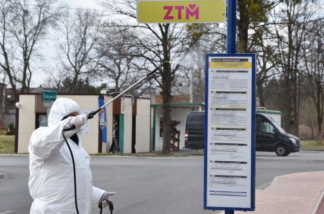 Dezynfekcja przystanków na terenie gminy Bobrowniki rozpoczęła się od centrum przesiadkowego w DobieszowicachZobacz kolejne zdjęcia. Przesuwaj zdjęcia w prawo - naciśnij strzałkę lub przycisk NASTĘPNE