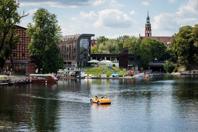 Osoby, które chcą popływać, ale niekoniecznie w basenie, w Bydgoszczy mogą wypożyczyć rower wodny albo kajak - również za darmo.
