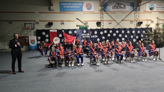 Podczas powiatowego spotkania wigilijnego w hali sportowej przy liceum w Białobrzegach koncert świąteczny dała Młodzieżowa Orkiestra Dęta z Jedlińska.