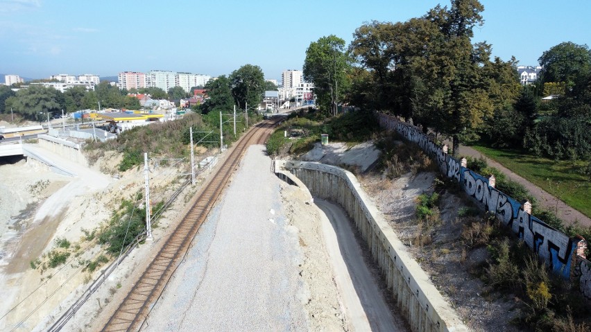 Kraków. Najdłuższy tunel Trasy Łagiewnickiej przetnie linię kolejową. Postępują prace [ZDJĘCIA]