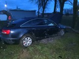 Wypadek w Starej Ruskołęce. Audi przejechało przez skrzyżowanie uderzając w kapliczkę i ogrodzenie