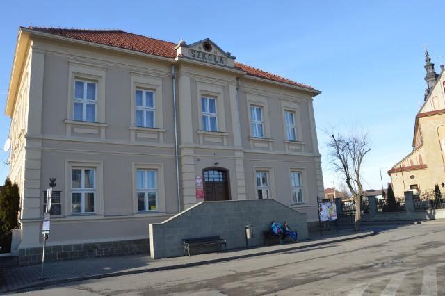 Stara szkoła w Sułkowicach - to tu, w sali samorządowej obradują radni