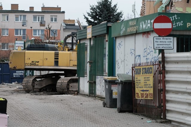 Tomasz J. miał brutalnie zabić żonę Beatę, a potem wysadzić kamienicę na poznańskim Dębcu. Zamknięto go w areszcie, a ich wspólny, nastoletni syn w czerwcu trafił pod opiekę siostry zamordowanej Beaty. Decyzje sądu w sprawie opieki nad chłopcem kwestionują rodzice Tomasza J. Podkreślają, że chłopiec chciał zamieszkać z nimi. Jednak poznański sąd niedawno oddalił ich kolejny wniosek.