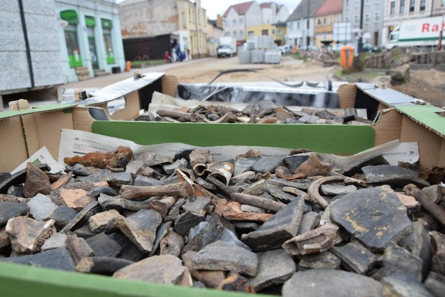 Odkrycia archeologiczne podczas rewitalizacji Sępólna (na zdjęciu fragmenty średniowiecznej ceramiki) zostaną opisane w wydanym biuletynie. Pozostaną na Uniwersytecie Warszawskim. Do Sępólna wrócą ludzkie szczątki