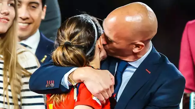 Były już prezes Królewskiej Hiszpańskiej Federacji Piłkarskiej Luis Rubiales siarczyszcie całuje piłkarkę Jennifer Hermoso po finale MŚ
